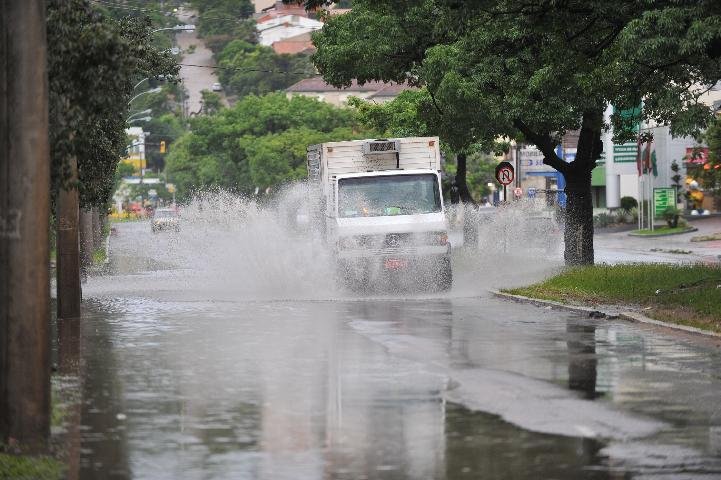 Chuvas causam destrui&ccedil;&atilde;o e alagamento no Estado