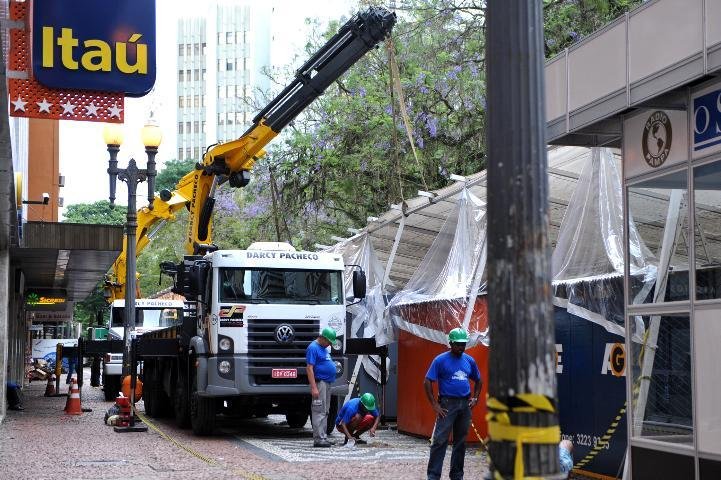 Trabalho duro para liberar ala da Feira at&eacute; amanh&atilde;