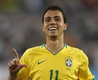 Atacante do Villarreal garantiu a vit&oacute;ria do Brasil sobre a Inglaterra