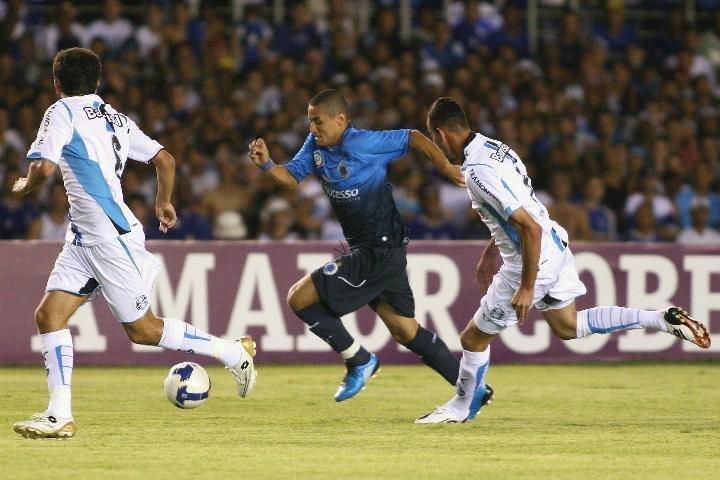 Com dois a menos, Gr&ecirc;mio empata com o Cruzeiro