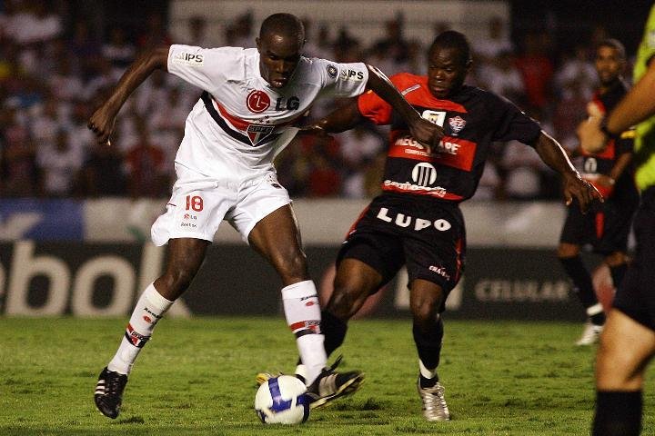 S&atilde;o Paulo bate o desinteressado Vit&oacute;ria e volta &agrave; lideran&ccedil;a