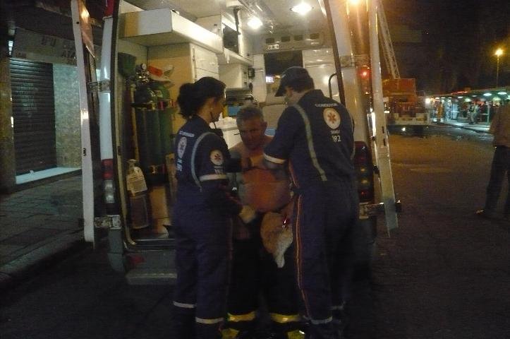 V&iacute;tima com ferimentos leves &eacute; atendida por bombeiros