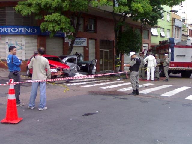 Colis&atilde;o entre dois ve&iacute;culos mata um no centro da Capital