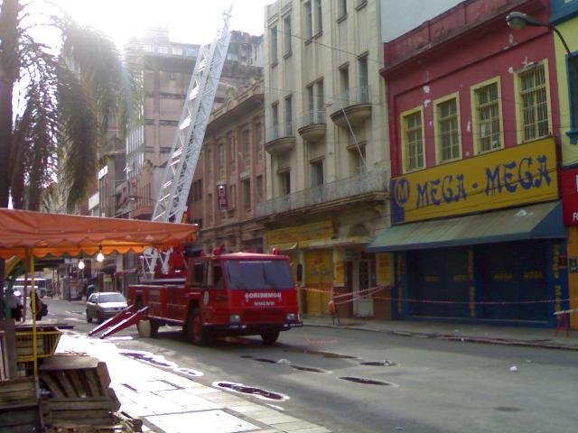 Caminh&atilde;o com pane segue bloqueando rua no Centro
