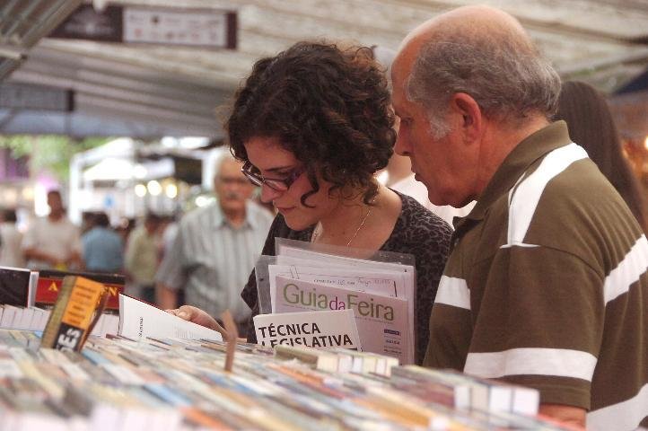 Domingo de viver &uacute;ltimas emo&ccedil;&otilde;es da Feira do Livro 