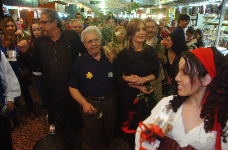 Feira do Livro encerra com tradicional cortejo e distribui&ccedil;&atilde;o de rosas
