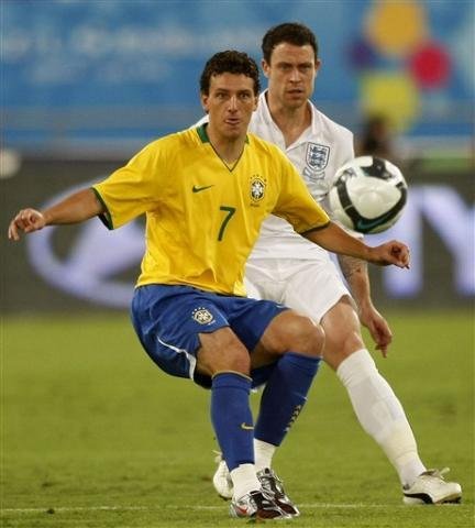Elano teve boa atua&ccedil;&atilde;o na vit&oacute;ria sobre a Inglaterra