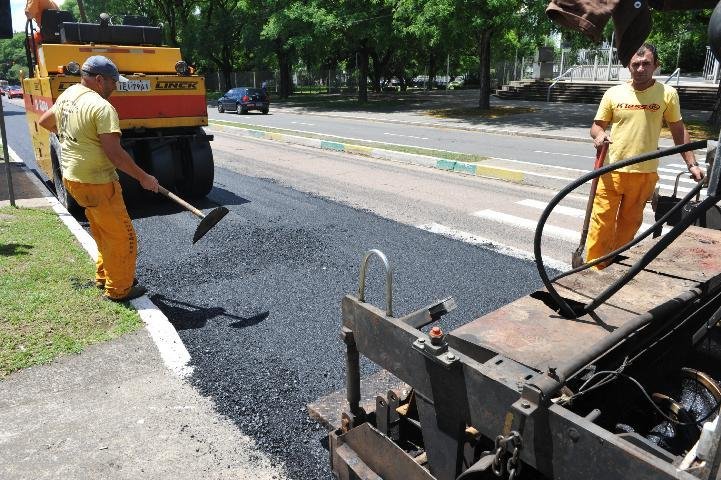 Prefeitura inicia nova etapa de revitaliza&ccedil;&atilde;o do asfalto em Porto Alegre