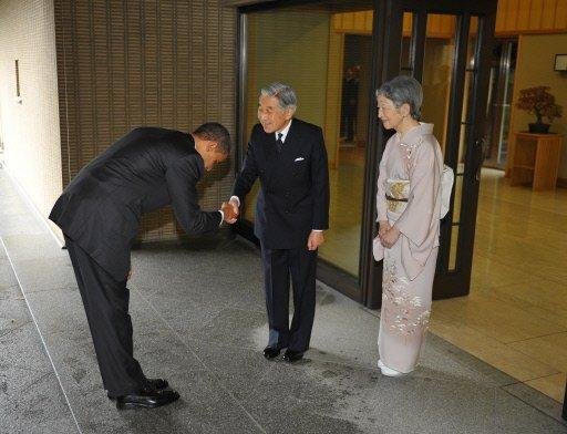 Obama &eacute; criticado em Washington por se curvar ante o imperador do Jap&atilde;o