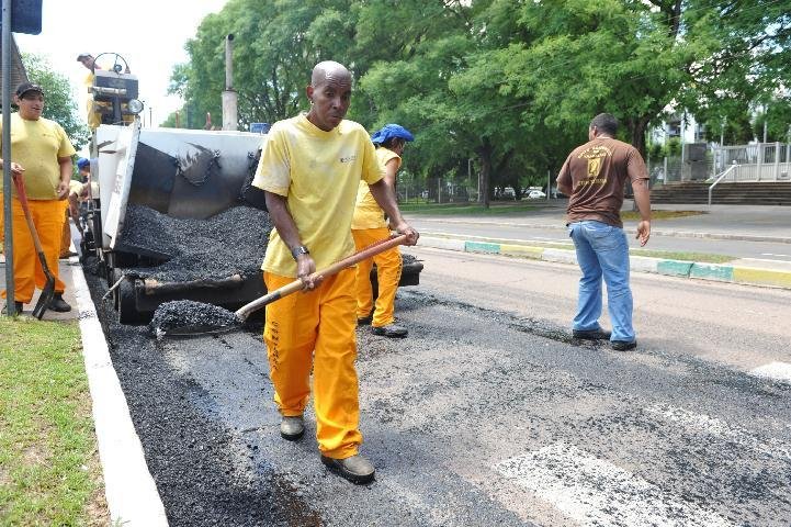 Trecho de avenida &eacute; bloqueado para recapeamento 