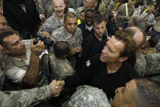 Schwarzenegger visita soldados americanos no Iraque