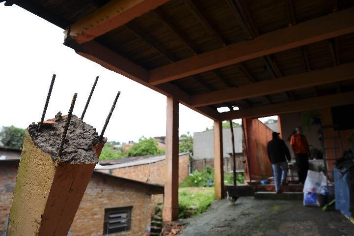 Muro de conten&ccedil;&atilde;o cai e interdita duas casas 
