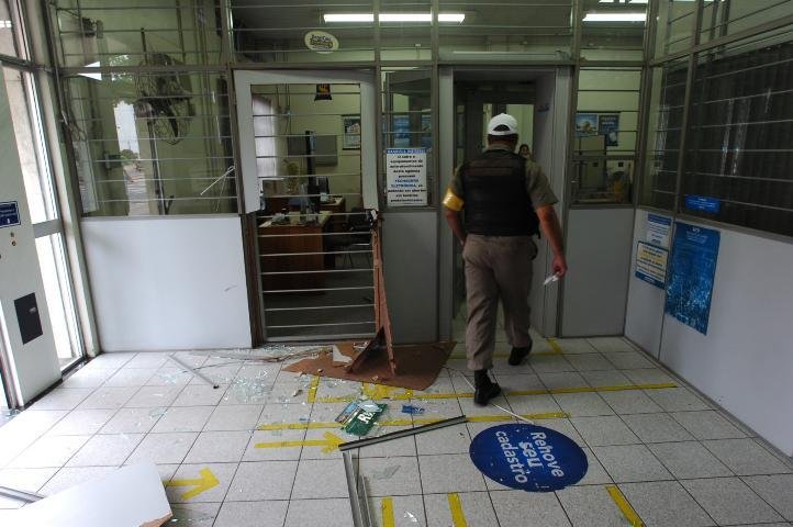 Pol&iacute;cia quebrou vidro para entrar na ag&ecirc;ncia e liberar funcion&aacute;rios
