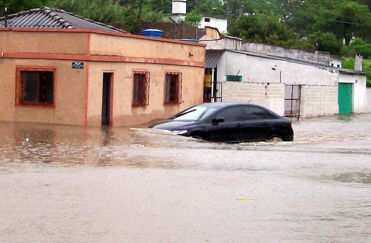 Ruas do munic&iacute;pio ficaram alagadas