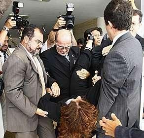 Manifestante pr&oacute;-Batisti &eacute; retirada do STF