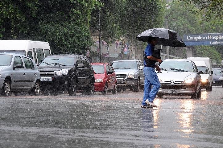 Temporal derrubou &aacute;rvores, destelhou casas e ruiu muros na Capital