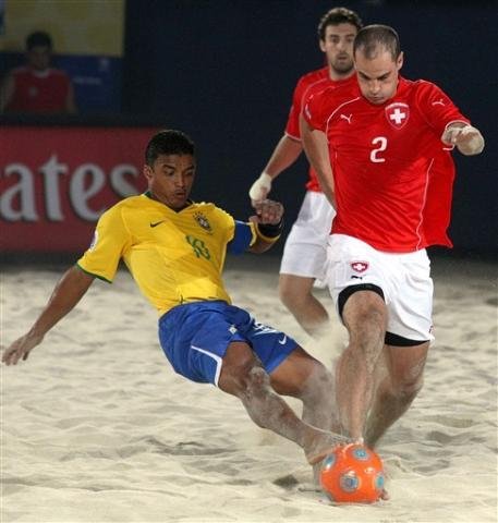Benjamin disputa a bola com su&iacute;&ccedil;o Samuel Lutz 
