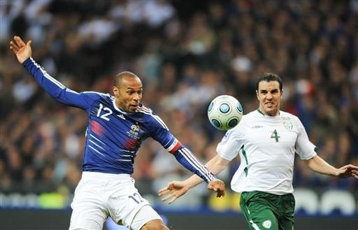 Henry dominou com a m&atilde;o antes de dar passe para gol decisivo da Fran&ccedil;a