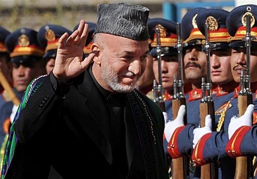 Karzai toma posse e promete acabar com corrup&ccedil;&atilde;o