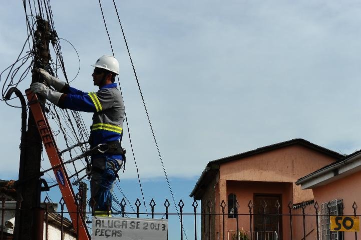 Cerca de 45 mil ga&uacute;chos est&atilde;o sem fornecimento de luz 