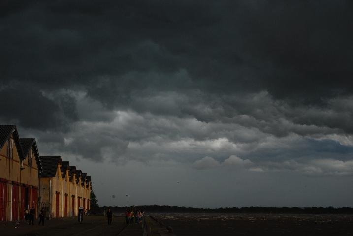 Por volta das 13h, dia vira noite em Porto Alegre