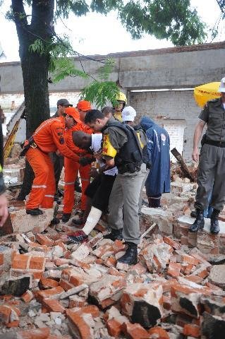 Muro desaba sobre casal em Porto Alegre