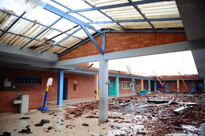 Em Imb&eacute;, ventos com mais de 100km/h destelharam casa e quiosques