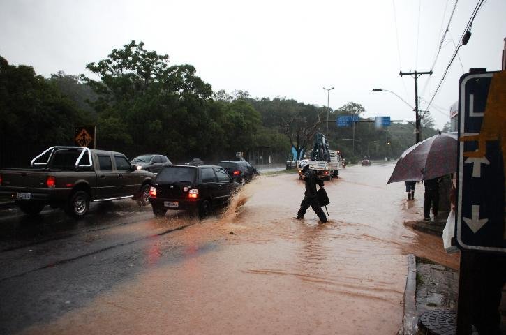 Tr&acirc;nsito segue com problemas na Capital