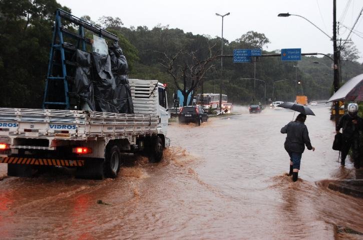 Congestionamentos complicam o tr&acirc;nsito na Capital