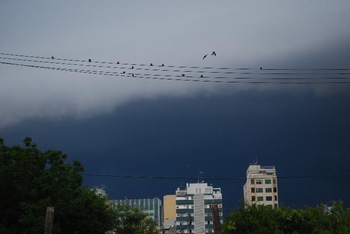 Cerca de 40 mil est&atilde;o sem luz em Porto Alegre