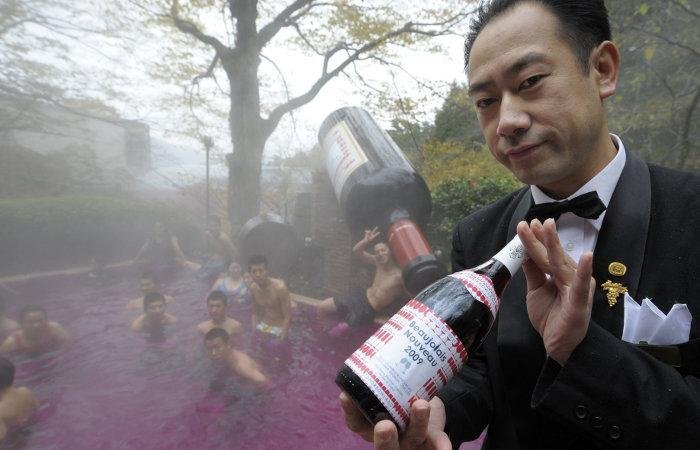 Japoneses chutam o balde em spa do vinho