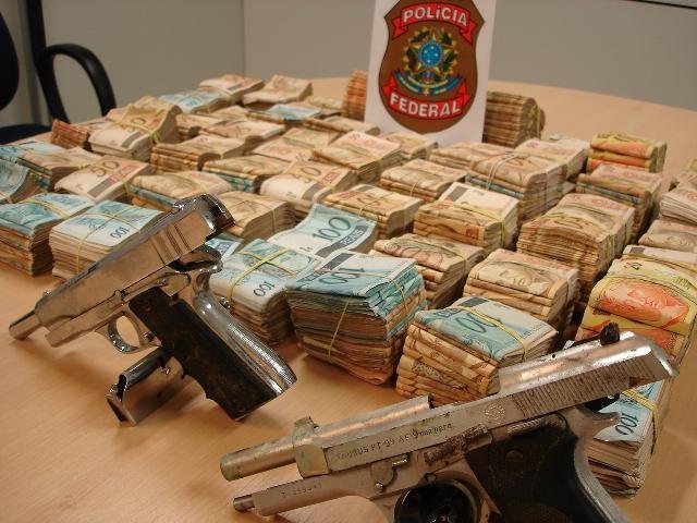 Dinheiro e armas foram apreendidos em uma casa de suposto l&iacute;der de quadrilha
