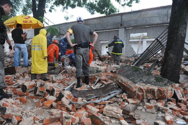 Em Porto Alegre, mulher morreu atingida por muro que desabou