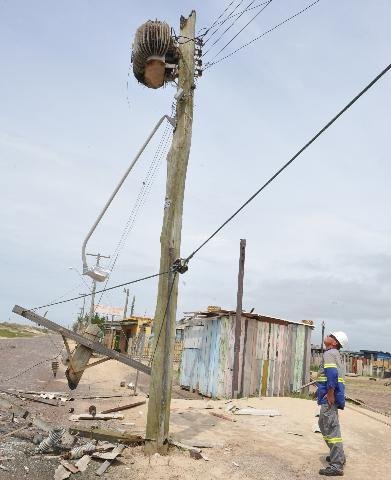 Restabelecimento ainda depende de consertos na rede el&eacute;trica