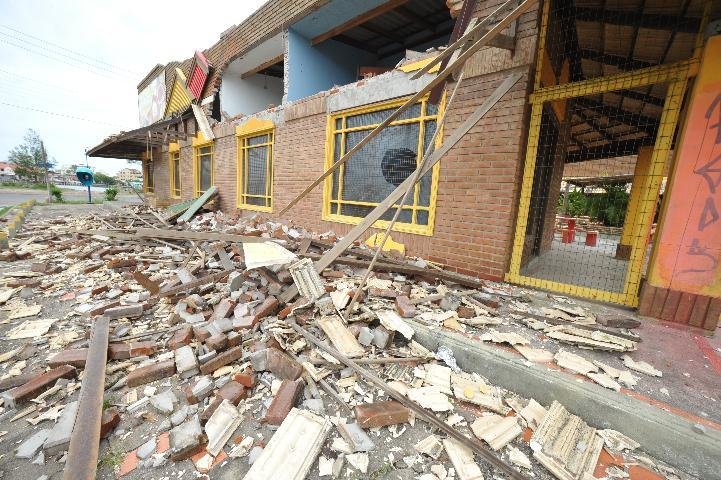 Shopping da cidade teve janelas e paredes danificadas 