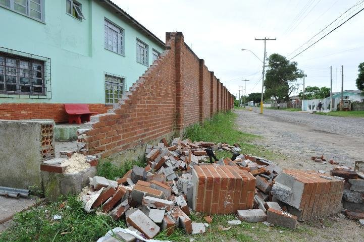 Muro de escola n&atilde;o resistiu aos fortes ventos