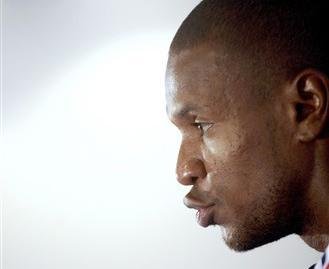 Eric Abidal (foto) e outro jogador do Barcelona est&atilde;o com Gripe A