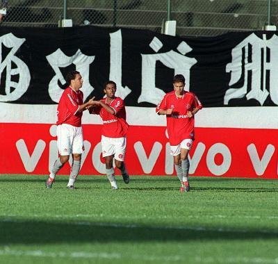 Nilmar foi destaque de vit&oacute;ria sobre o Galo em 2003