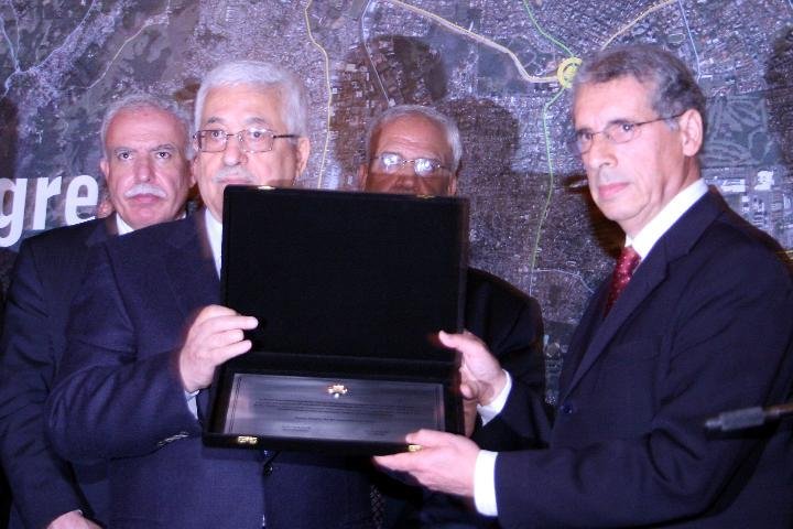 Abbas recebe placa em reconhecimento aos seus esfor&ccedil;os na constru&ccedil;&atilde;o da paz