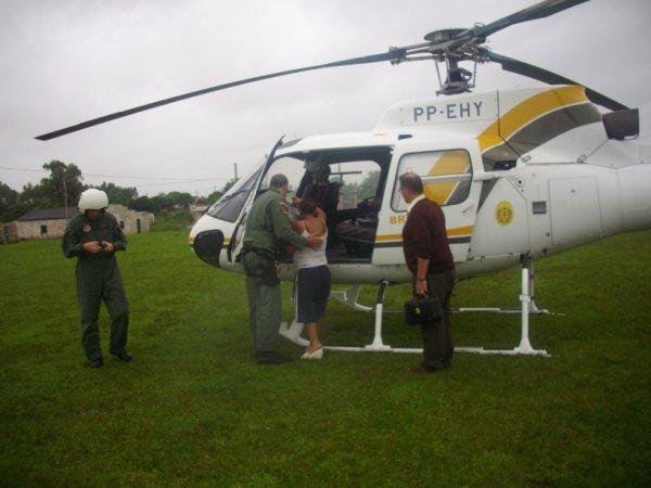 BM transporta v&iacute;timas de enchentes em Camaqu&atilde;