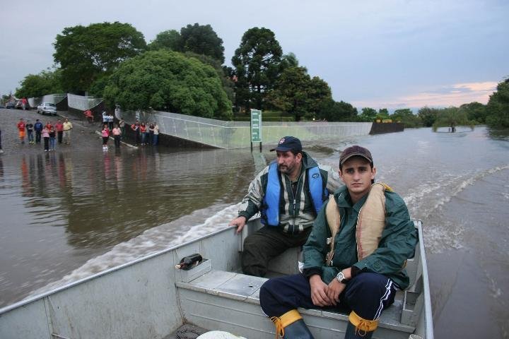 Em Ros&aacute;rio do Sul, fam&iacute;lias s&atilde;o resgatadas de barco