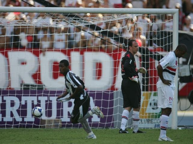 Jobson comemora ao marcar o primeiro gol do Botafogo