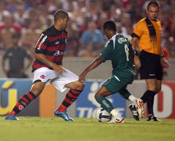 Adriano n&atilde;o conseguiu superar a defesa do Goi&aacute;s