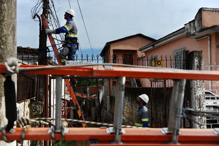 Temporais deixam cerca de 10,3 mil ga&uacute;chos sem luz