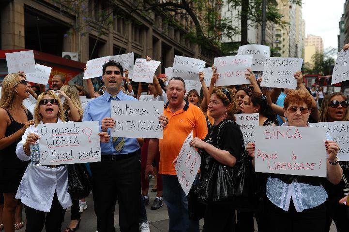Protesto na Esquina Democr&aacute;tica pede volta do bronzeamento artificial