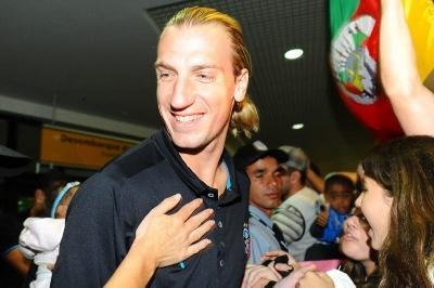 Futuro do atacante do Gr&ecirc;mio come&ccedil;a a ser decidido nesta segunda-feira