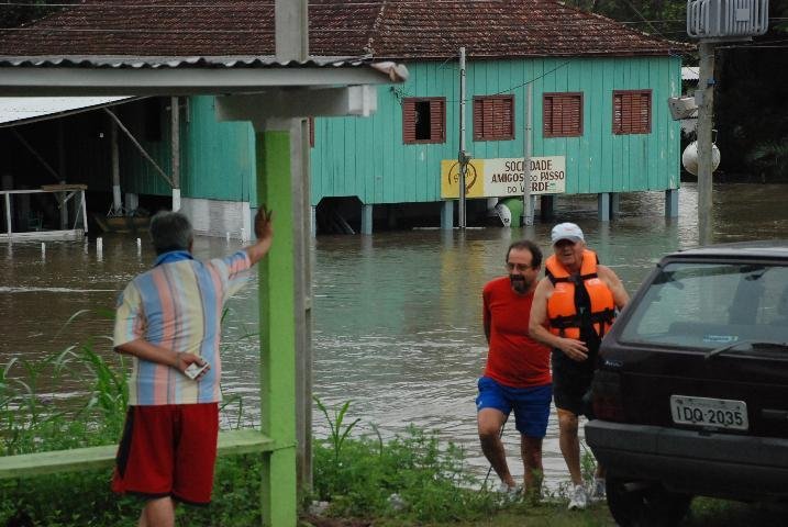 Rio Vacaca&iacute; tomou ruas de localidade em Santa Maria