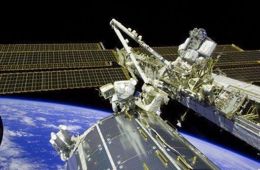 Astronautas passaram a noite se preparando para caminhada