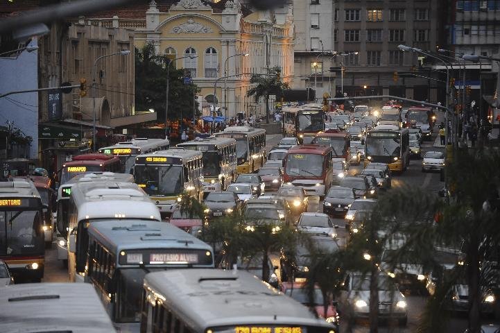 Tr&acirc;nsito ficou interrompido por quase uma hora na Castelo Branco