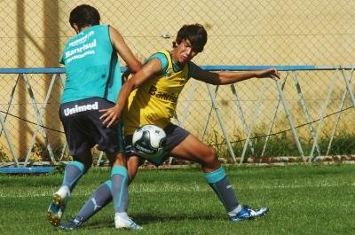 Saimon &eacute; lembrado como um dos bons jogadores da nova safra gremista